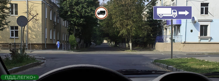 Грузовик перед перекрестком с разметкой