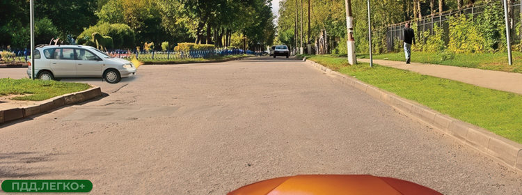 Зелёный автомобиль, главная дорога, перекрёсток