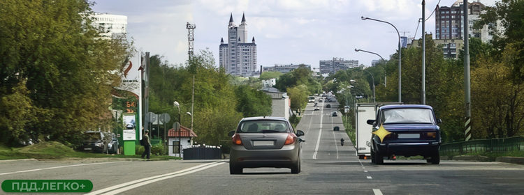 Автомобиль слева, перестроение, помеха справа
