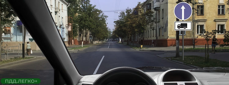 Легковой автомобиль перед перекрёстком с разметкой