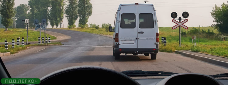 Обгоняющий автомобиль, встречная машина