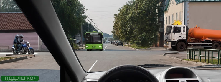 Перекресток равнозначных дорог, три автомобиля прямо