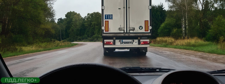 Обгоняющий автомобиль и встречный транспорт
