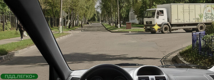 Грузовой автомобиль справа на перекрестке