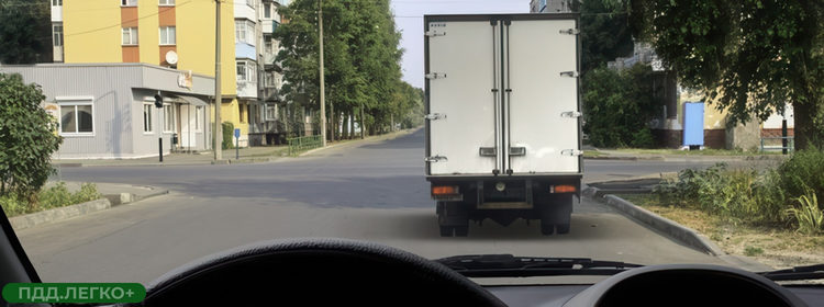 Обгоняющий автомобиль и встречный транспорт