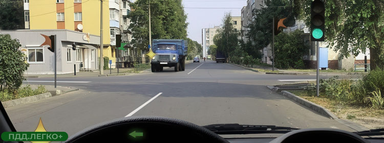 Грузовой автомобиль и легковой автомобиль на перекрёстке