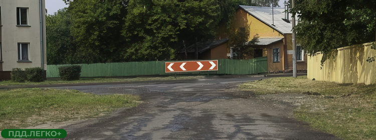 Дорожный знак «Стоянка запрещена»
