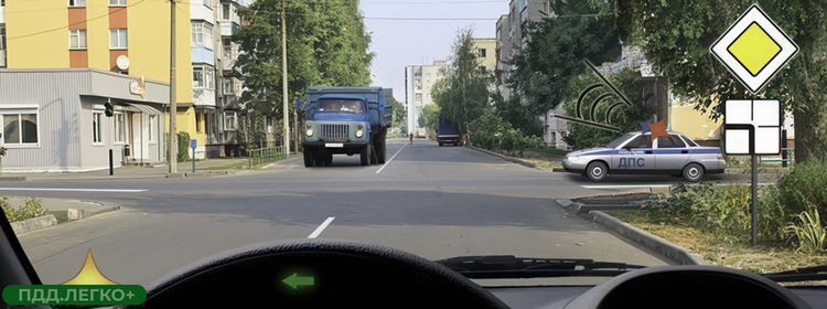 Поворот налево, уступить встречному транспорту