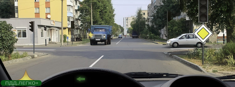 Поворот налево, уступить встречному транспорту