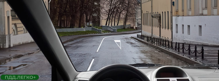 Треугольник разметки на полосе движения